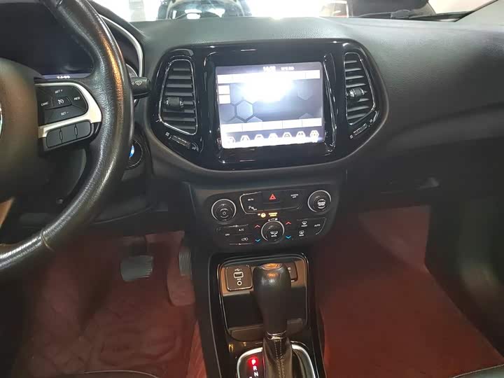 Фото 13 - Jeep Compass