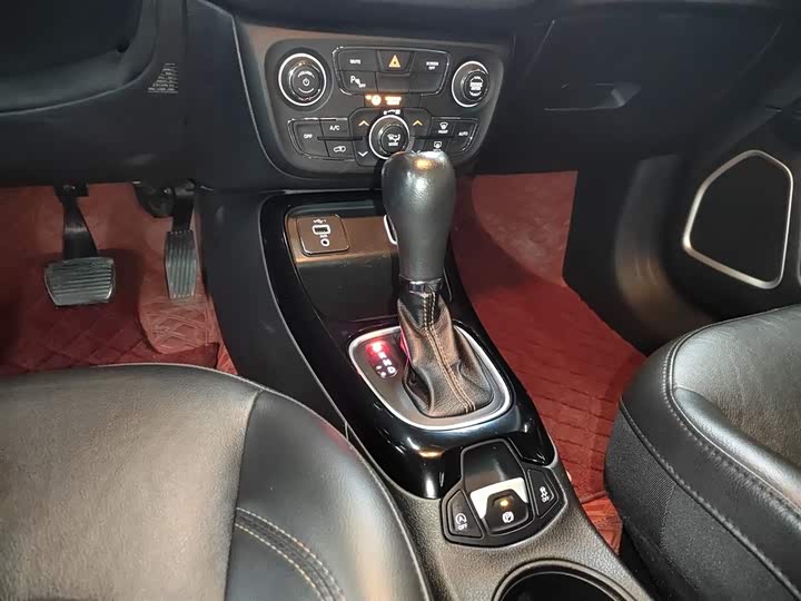 Фото 14 - Jeep Compass