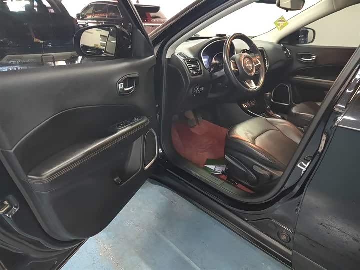 Фото 16 - Jeep Compass