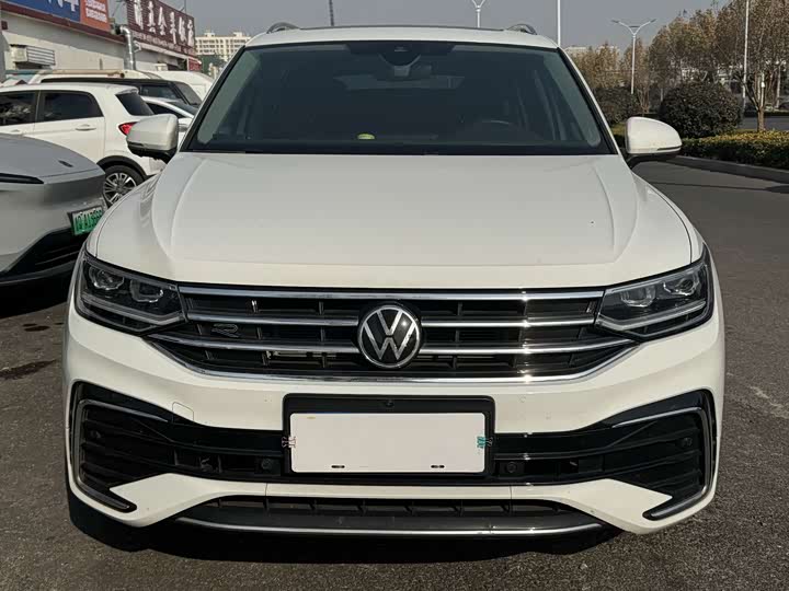 Фото 1 - Volkswagen Tiguan L Pro
