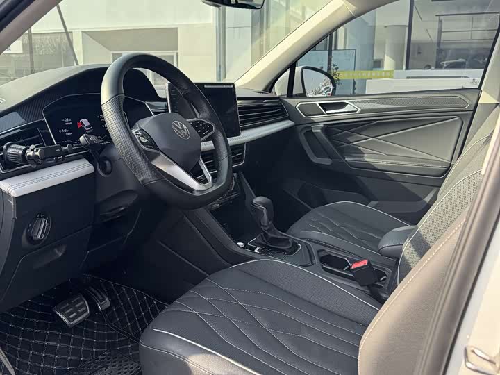 Фото 2 - Volkswagen Tiguan L Pro