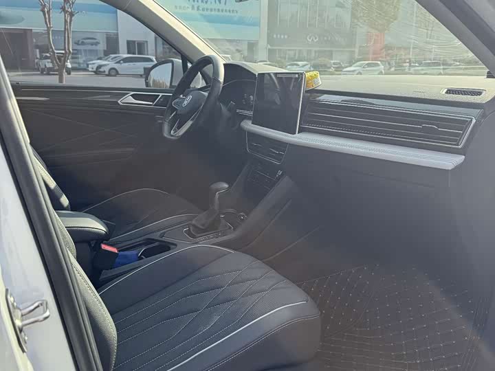 Фото 4 - Volkswagen Tiguan L Pro