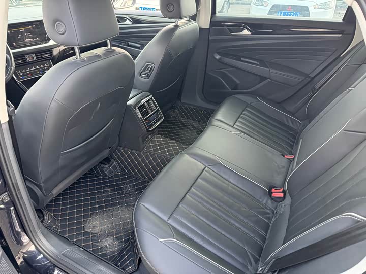 Фото 11 - Volkswagen Passat