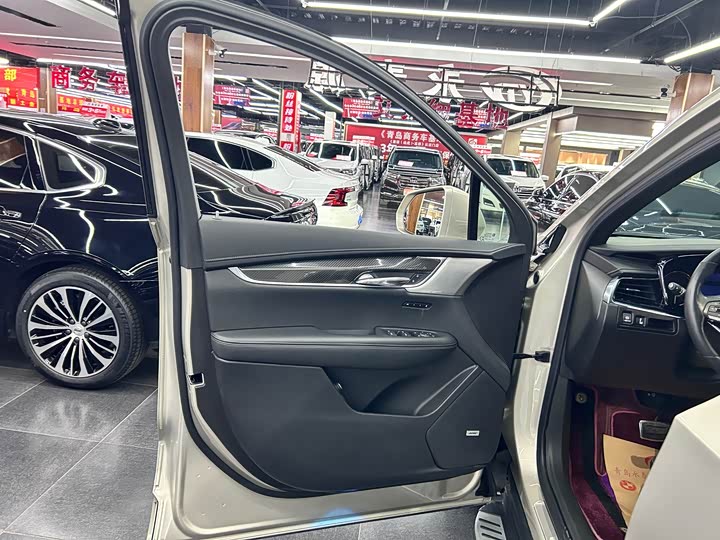 Фото 10 - Cadillac XT6