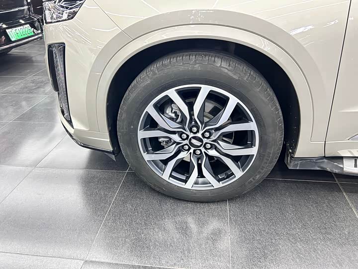 Фото 9 - Cadillac XT6