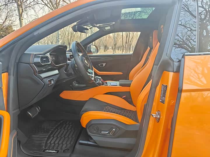 Фото 2 - Lamborghini Urus
