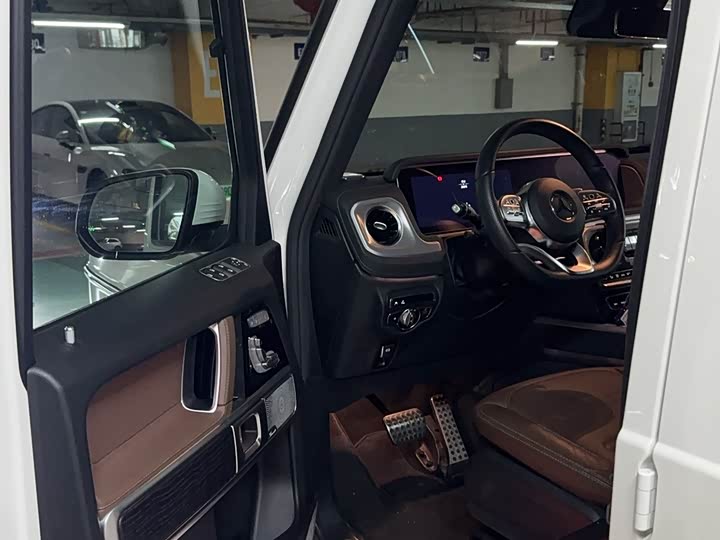 Фото 9 - Mercedes-Benz G-Class