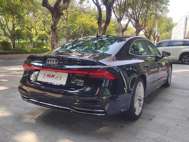 Фото 11 - Audi A7L