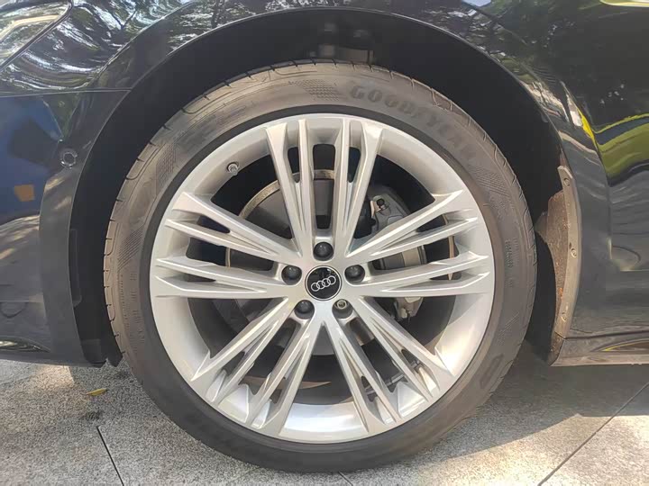 Фото 9 - Audi A7L