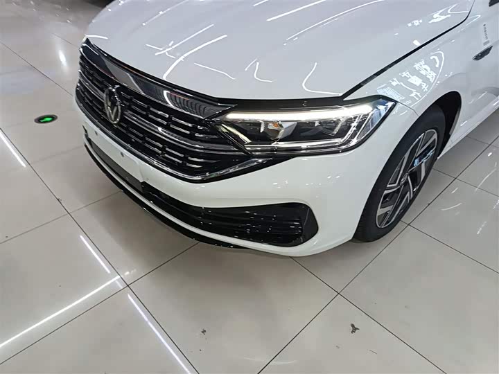 Фото 24 - Volkswagen Sagitar L