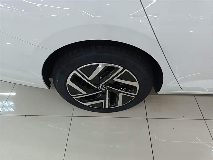 Фото 26 - Volkswagen Sagitar L