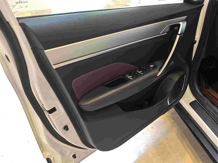 Фото 17 - Geely Coolray