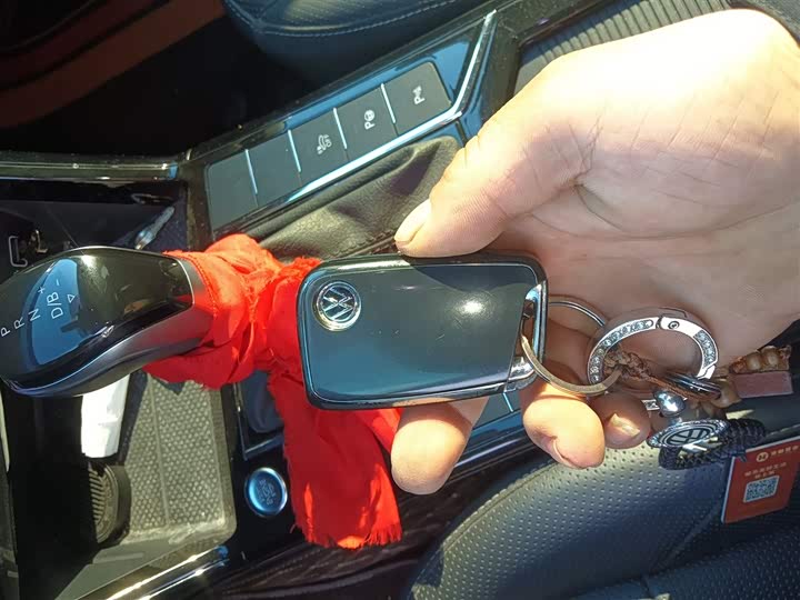 Фото 12 - Volkswagen Passat Hybrid