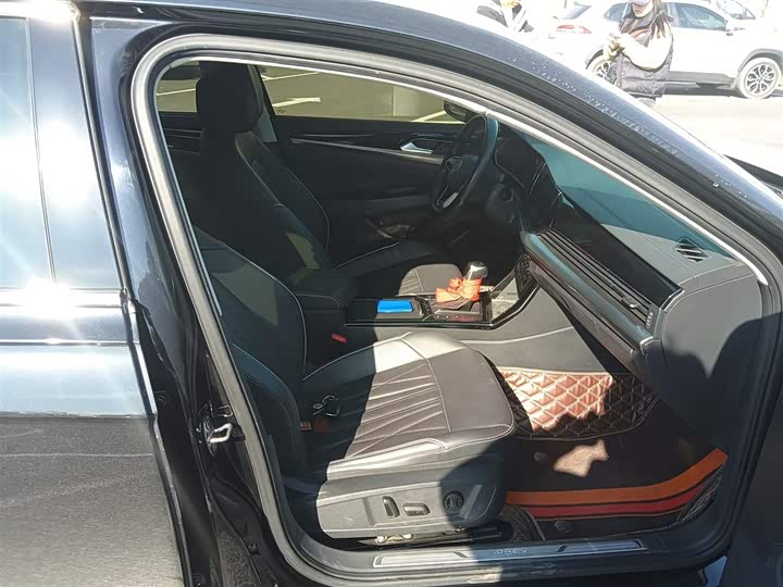 Фото 20 - Volkswagen Passat Hybrid