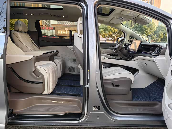 Фото 11 - Denza D9