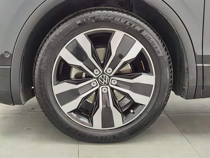 Фото 17 - Volkswagen Tiguan L Pro