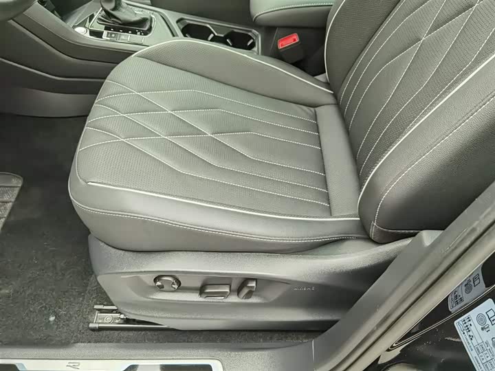 Фото 20 - Volkswagen Tiguan L Pro