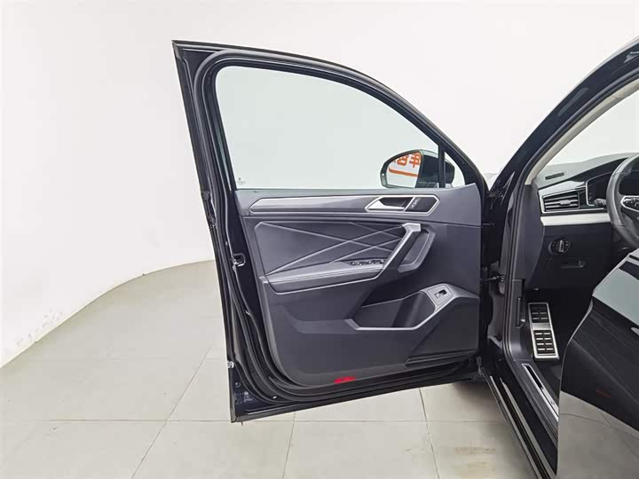 Фото 8 - Volkswagen Tiguan L Pro