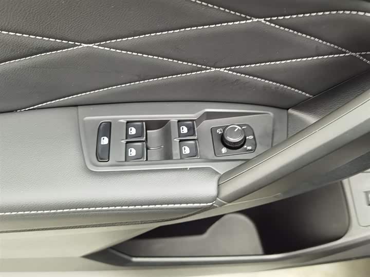 Фото 9 - Volkswagen Tiguan L Pro