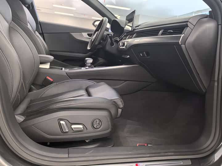 Фото 17 - Audi A4L