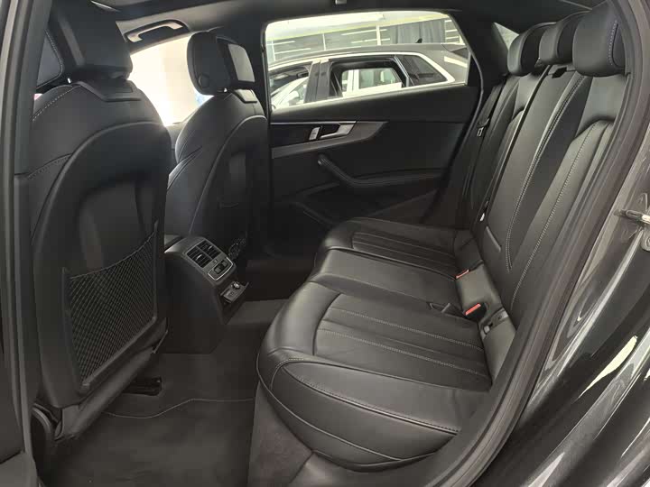 Фото 9 - Audi A4L