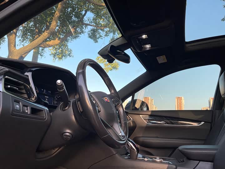 Фото 12 - Cadillac XT6