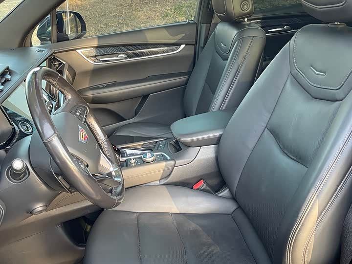 Фото 13 - Cadillac XT6