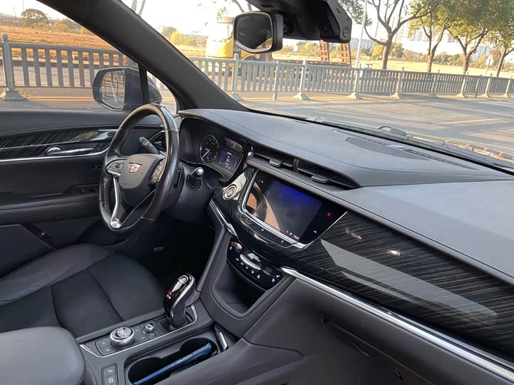 Фото 20 - Cadillac XT6