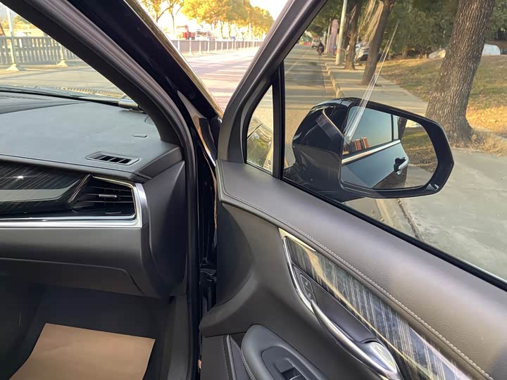 Фото 22 - Cadillac XT6