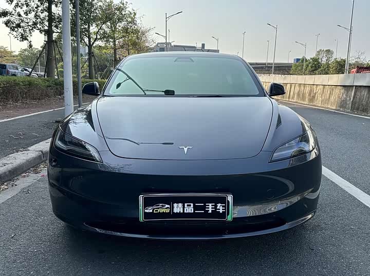 Фото 2 - Tesla Model 3