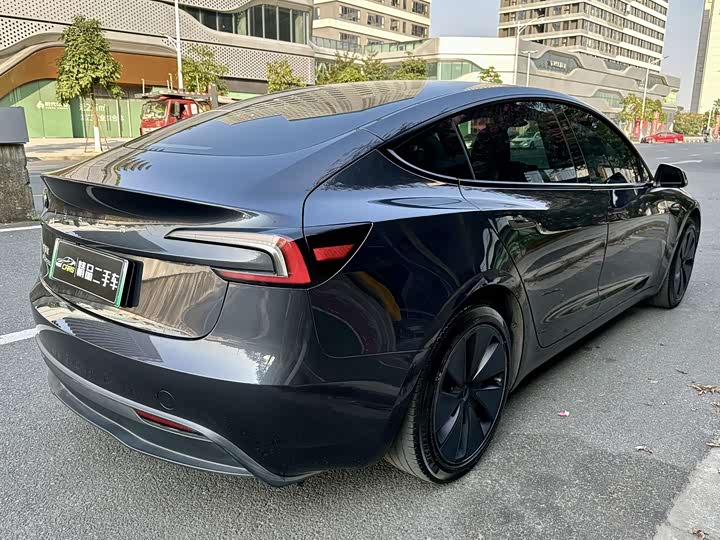 Фото 4 - Tesla Model 3