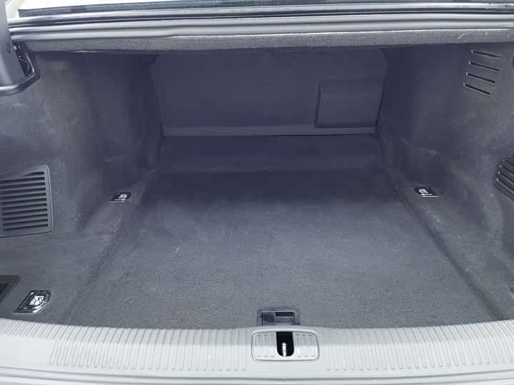 Фото 10 - Audi A8