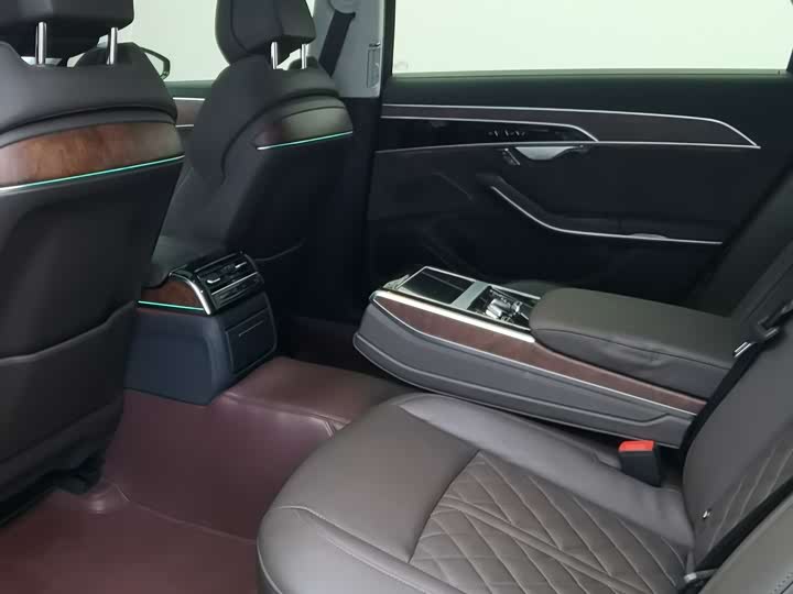 Фото 15 - Audi A8