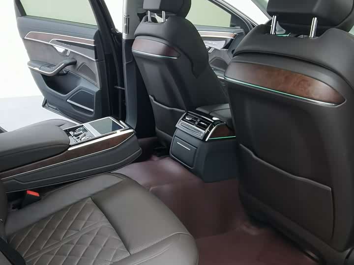 Фото 16 - Audi A8