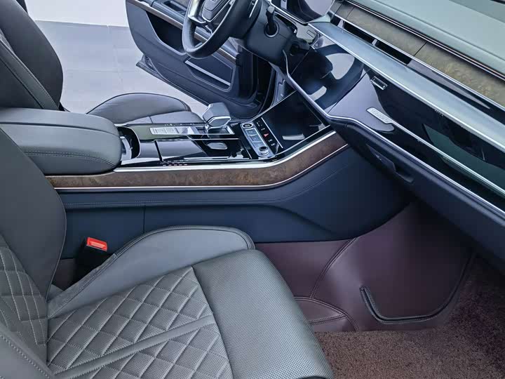 Фото 9 - Audi A8