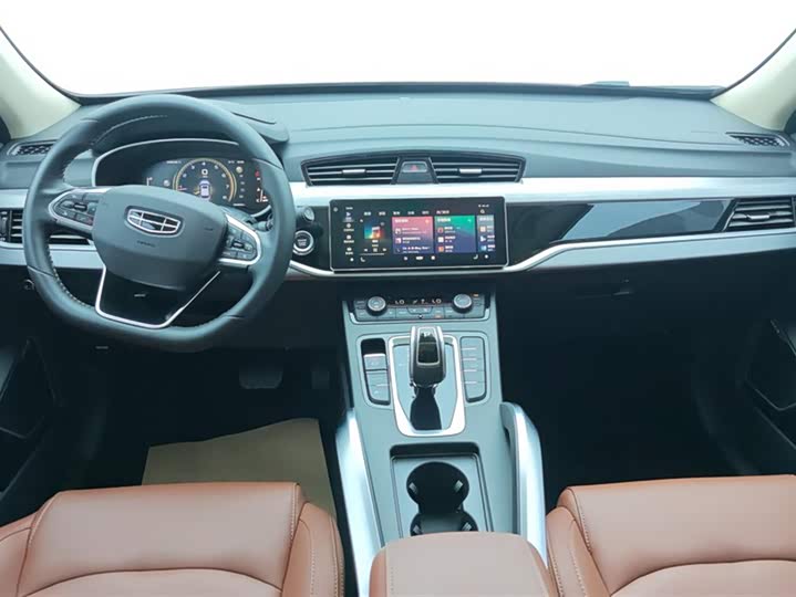 Фото 12 - Geely Atlas