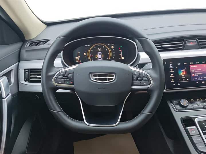 Фото 15 - Geely Atlas