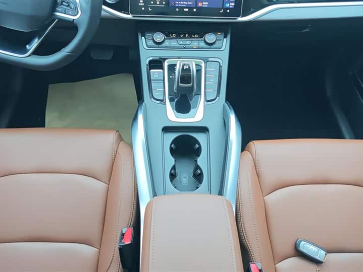 Фото 16 - Geely Atlas