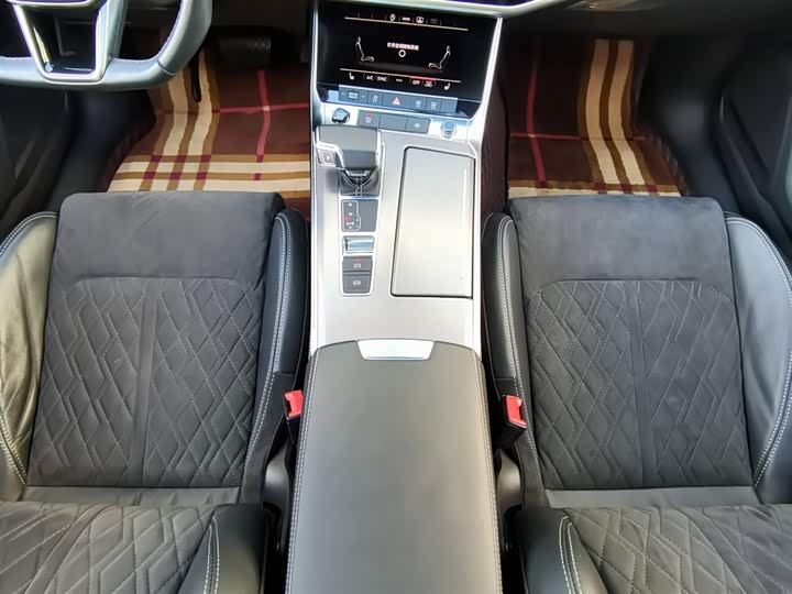 Фото 17 - Audi A6L