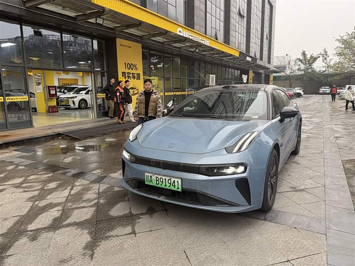 Фото 1 - Zeekr 001