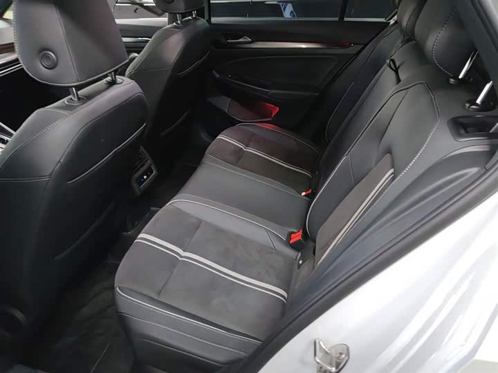 Фото 17 - Volkswagen Golf