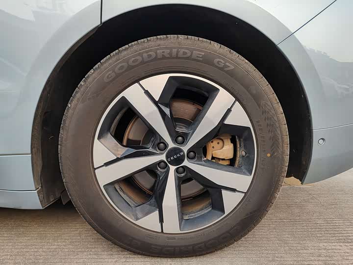 Фото 10 - Zeekr 001