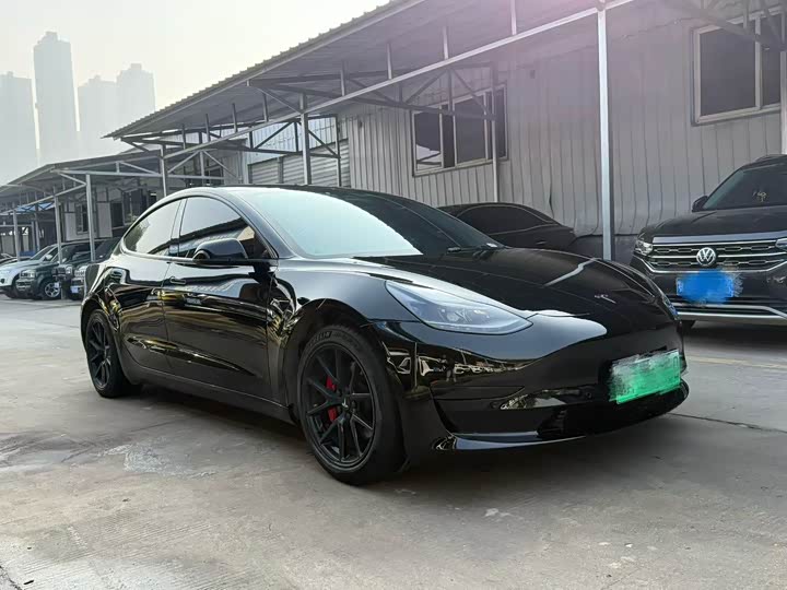 Фото 3 - Tesla Model 3