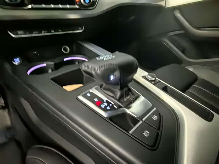 Фото 11 - Audi A4L