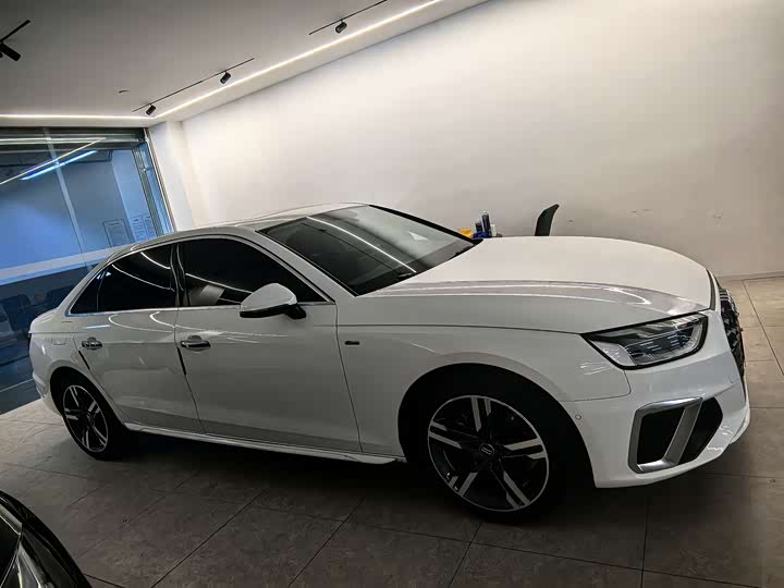 Фото 18 - Audi A4L