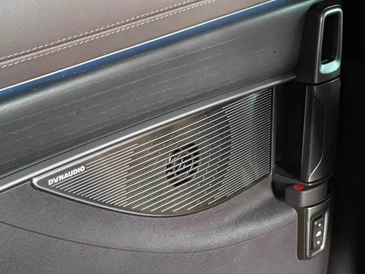 Фото 16 - Denza D9