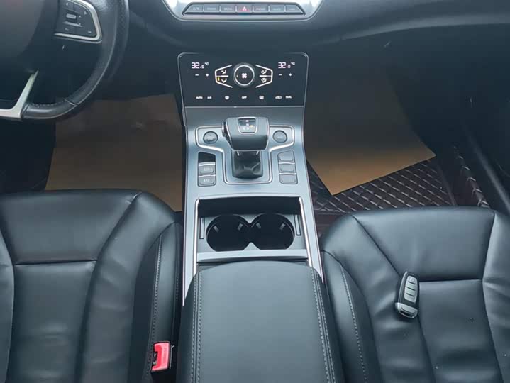 Фото 16 - Hongqi H5