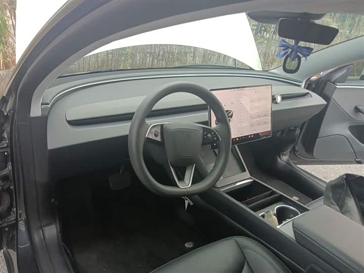 Фото 10 - Tesla Model 3