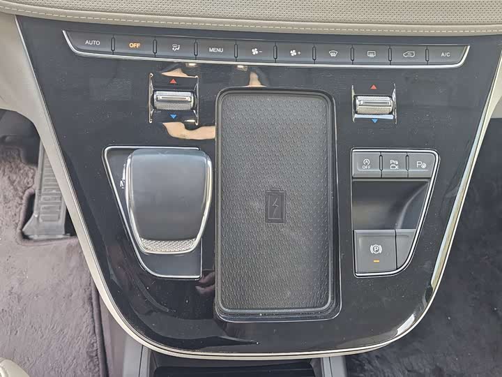 Фото 14 - Hongqi HQ9