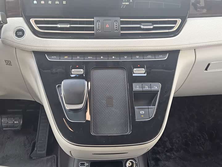 Фото 15 - Hongqi HQ9